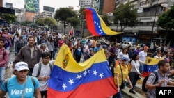 Manifestantes contra Nicolás Maduro protestan en Caracas el 23 de enero de 2019.