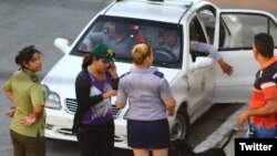 Operativo policial se mantiene este lunes en los alrededores de la sede de las Damas de Blanco en Lawton, La Habana. (Foto: Angel Moya)