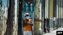 Una mujer con su bolsa de los mandados en una esquina de La Habana. (Yamil Lage/AFP)