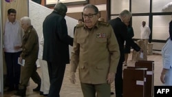 Raúl Castro y otros dirigentes cubanos en una votación parlamentaria para elegir los principales puestos del Estado, el 10 de octubre de 2019. (HO/Cubavisión/AFP) 