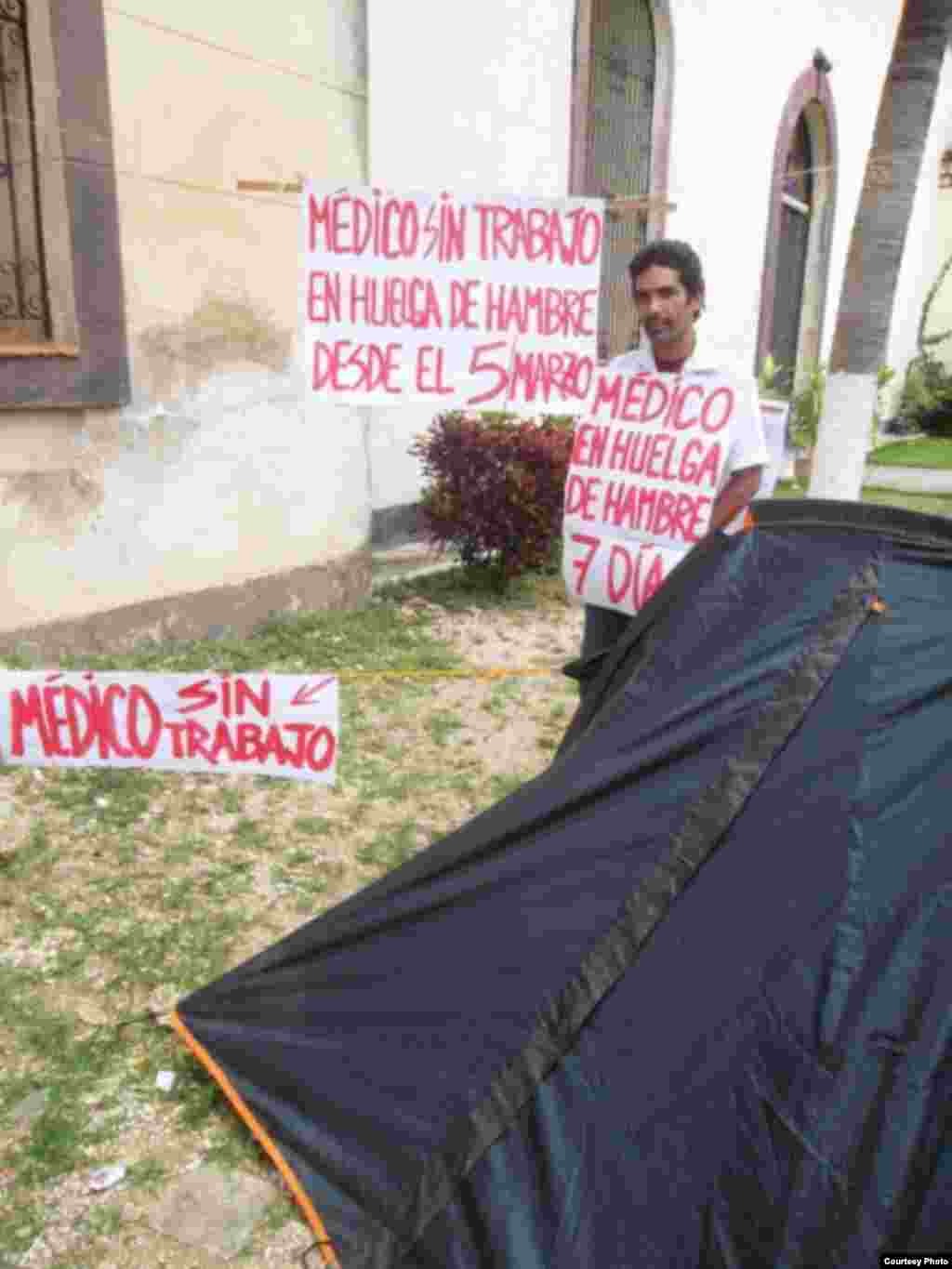 Jeovany Jiménez Vega, médico en huelga de hambre junto a familiares y amigos