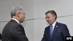 Fotografía cedida por la Presidencia de Colombia del mandatario Juan Manuel Santos (d), saludando al expresidente de Colombia Álvaro Uribe Vélez (i) hoy, miércoles 5 de octubre de 2016, en Bogotá (Colombia). Santos se reúne con el exmandatario Uribe para 