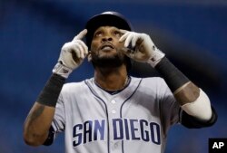 Alexei Ramírez, de los Padres de San Diego, celebra después de su jonrón ante el lanzador abridor de los Rays de Tampa Bay, Drew Smyly, el lunes 15 de agosto de 2016, en San Petersburgo, Florida (AP Photo/Chris O'Meara).