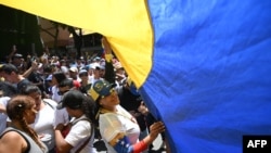 Ciudadanos de Venezuela se manifiestan en contra del gobernante Nicolás Maduro el 3 de agosto de 2024 en Caracas. (AP/Federico Parra).