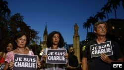 BRA19 RÍO DE JANEIRO (BRASIL), 7/01/2015.- Ciudadanos franceses y brasileños participan en una concentración en memoria de las víctimas del ataque contra el semanario satírico "Charlie Hebdo" hoy, miércoles 7 de enero de 2015, en Río de Janeiro (Brasil). 