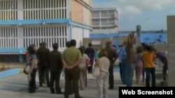 Vista exterior de una cárcel en Cuba. (Foto tomada de del canal de You Tube de TeleSur)