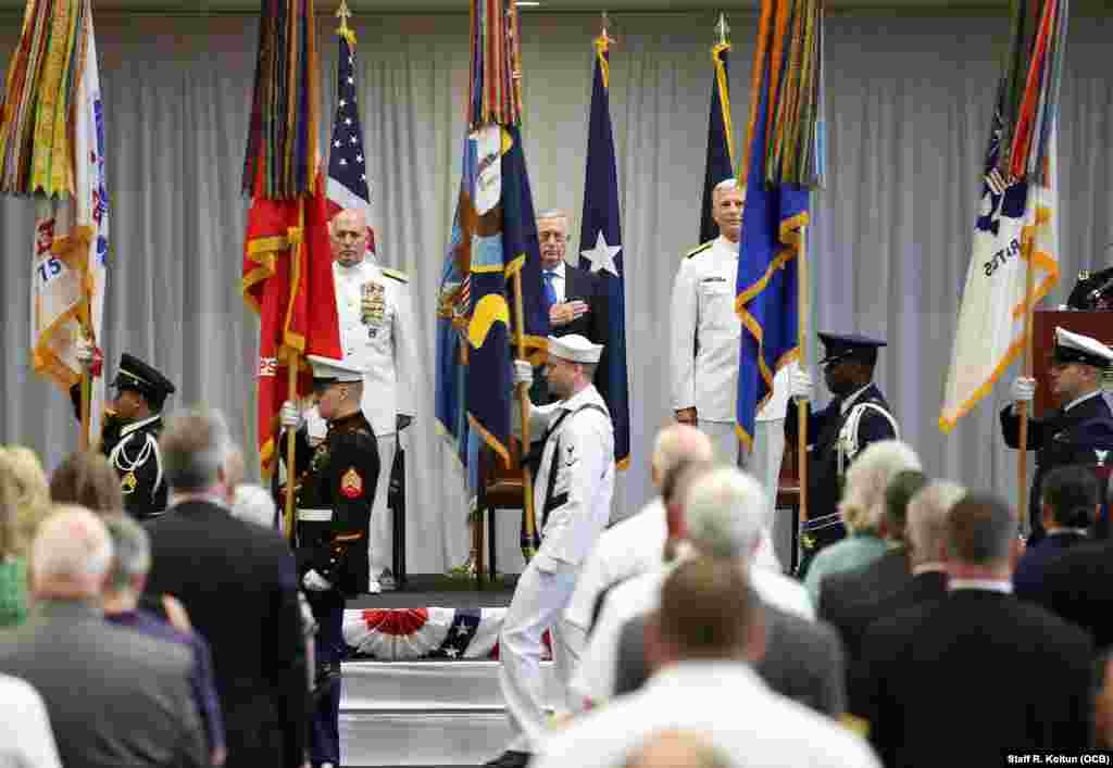 Al fondo, de izq. a der., el almirante Craig S. Faller, el Secretario de Defensa James Mattis, y el almirante Kurt W. Tidd. 