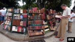 Venta de libros viejos y de uso en la Plaza de Armas, La Habana Vieja, Cuba. ARCHIVO-EFE.