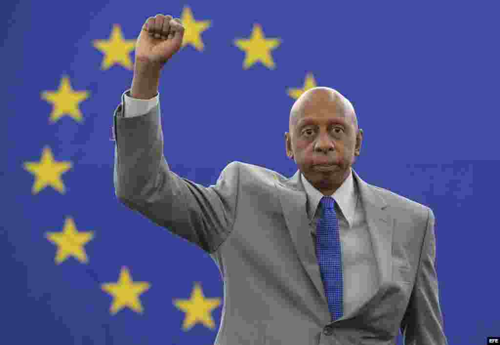 El opositor cubano Guillermo Fariñas posa con el puño en alto tras aceptar el premio Sájarov durante un acto celebrado en el Parlamento Europeo en Estrasburgo (Francia), hoy, miércoles 3 de julio de 2013. Fariñas se mostró hoy confiado en que "un día Cuba