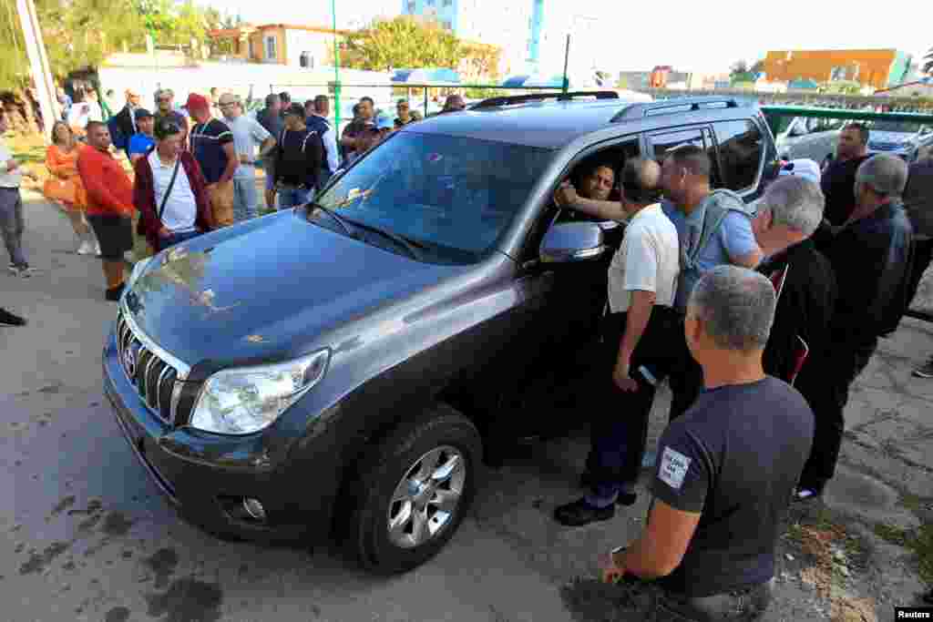 Yoan Orlando Mili&#225;n habla con la prensa, tras adquirir un Toyota Land Cruiser del 2011, el 25 de febrero del 2020, en un concesionario de La Habana.