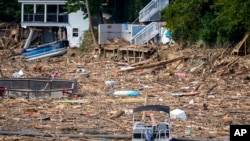 Escombros esparcidos en el lago tras el paso del huracán Helene, el 2 de octubre de 2024, en Lake Lure, Carolina del Norte (Foto AP/Mike Stewart)