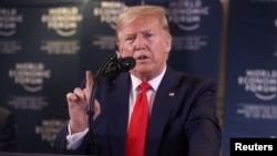 El presidente Donald Trump se dirige a la prensa en el Foro de Davos. 