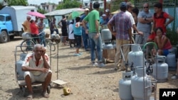 Holguineros hacen cola para adquirir las balitas de gas licuado. (Archivo)