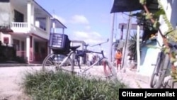 El agua de las fosas corre por las calles de un poblado de la provincia cubana de Villa Clara.