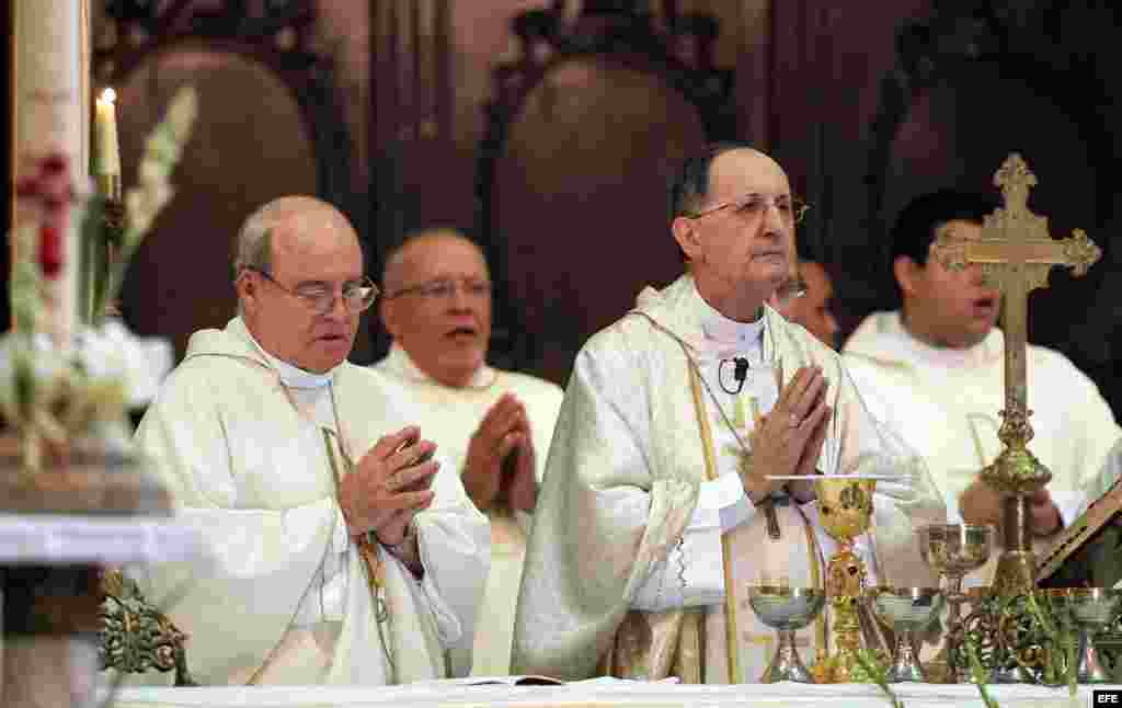 El cardenal italiano Beniamino Stella (d), prefecto de la Congregación para el clero en la Santa Sede, oficia una misa en la Catedral de La Habana (Cuba).