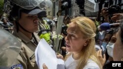 Lilian Tintori (d), esposa del dirigente venezolano preso Leopoldo López, junto a dirigentes de la opositora Mesa de la Unidad Democrática (MUD), acuden al Consejo Nacional Electoral (CNE), martes 16 de junio de 2015, para exigir una fecha de las elecciones parlamentarias previstas para este domingo, en Caracas (Venezuela). EFE/Miguel Gutiérrez