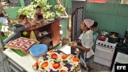 Varias personas son atendidas en la cafetería de un trabajador "cuentapropista" en La Habana. (Archivo)