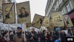 Manifestantes muestran pósters de antiguos líderes mundiales durante una con motivo del 25 aniversario de la Revolución de Terciopelo, en Praga (República Checa), el 17 de noviembre de 2014.