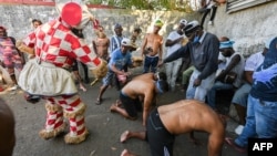 El Ireme danza durante la ceremonia de juramentación de la religión abakuá en el Barrio de de Simpson, Matanzas, Cuba