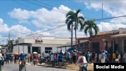 Cola en una TRD de Camagüey. (Foto: Facebook de La Hora de Cuba)