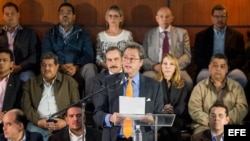 El expresidente de la patronal Fedecámaras, Jorge Roig (d), durante una rueda de prensa en Caracas.