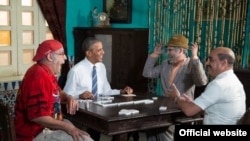 El presidente Obama juega dominó con Pánfilo (1d), Facundo (2d) y Chequera (i) del humorístico cubano "Vivir del Cuento". (White House)