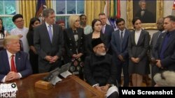 El pastor bautista Mario F. Lleonar (primero de pie a la derecha) en el encuentro con el presidente Donald Trump. (Captura de video/PBS News)