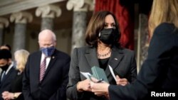 La vicepresidenta Kamala Harris junto a senadores en el Capitolio. Greg Nash/Pool via REUTERS