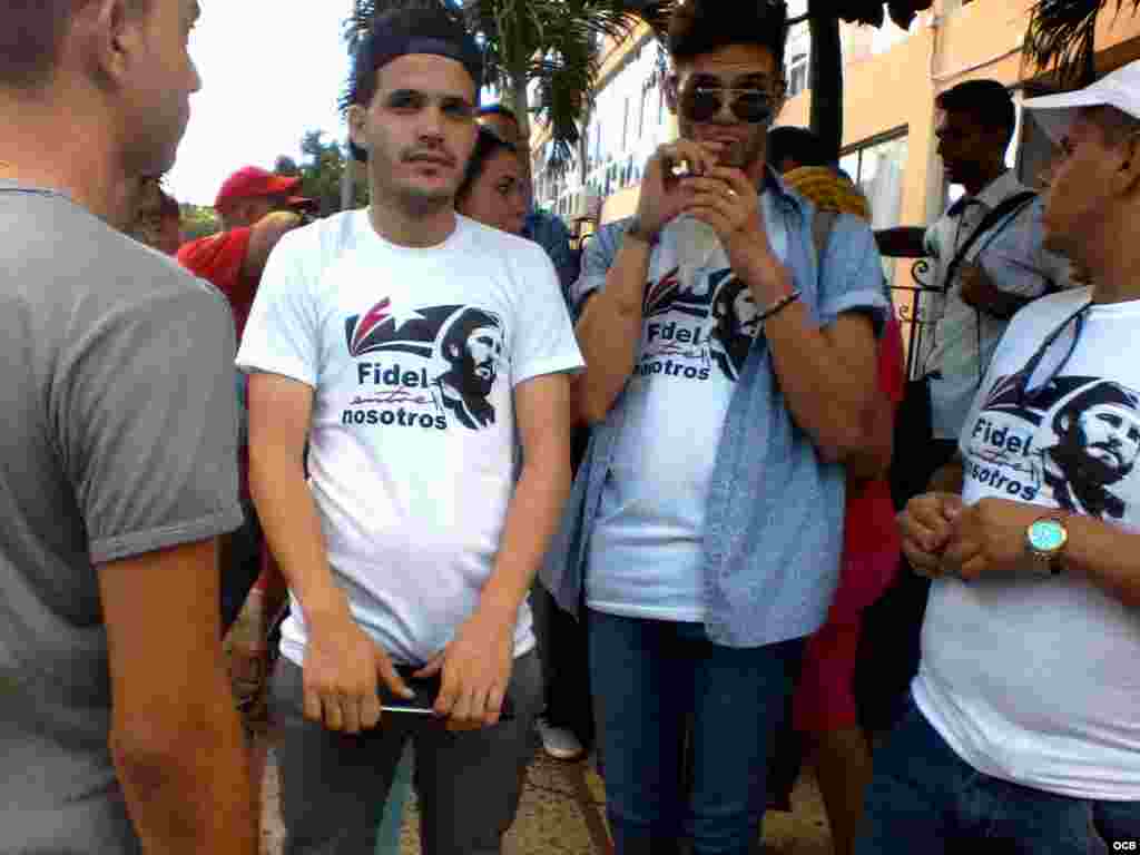 Estudiantes de la Universidad de Matanzas con puloveres alegóricos. 