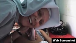 La monja polaca Filipa Bak atiende a una de las madres del "Proyecto Esperanza". (Video EWTN Noticias)