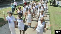 Una de las primeras marchas de las Damas de Blanco. AFP PHOTO/Adalberto ROQUE