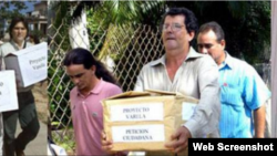 Entrega del Proyecto Varela por Oswaldo Payá, Tony Díaz, Regis Iglesias y otros activistas del MCL.