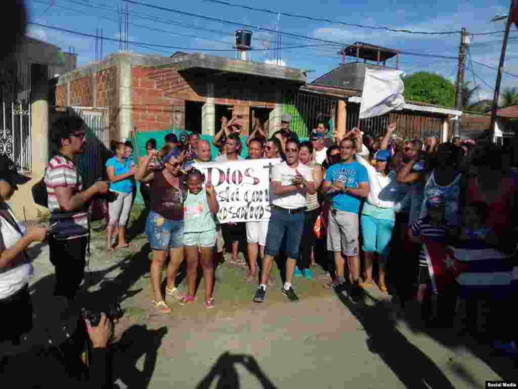 Colombianos y cubanos protestan en Turbo contra las deportaciones. Foto Cortesía de Pachy Pachy por vía Facebook.