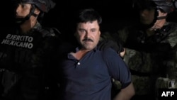 Joaquin "El Chapo" Guzmán tra su detención en Los Mochis, Sinaloa, en enero de 2016.