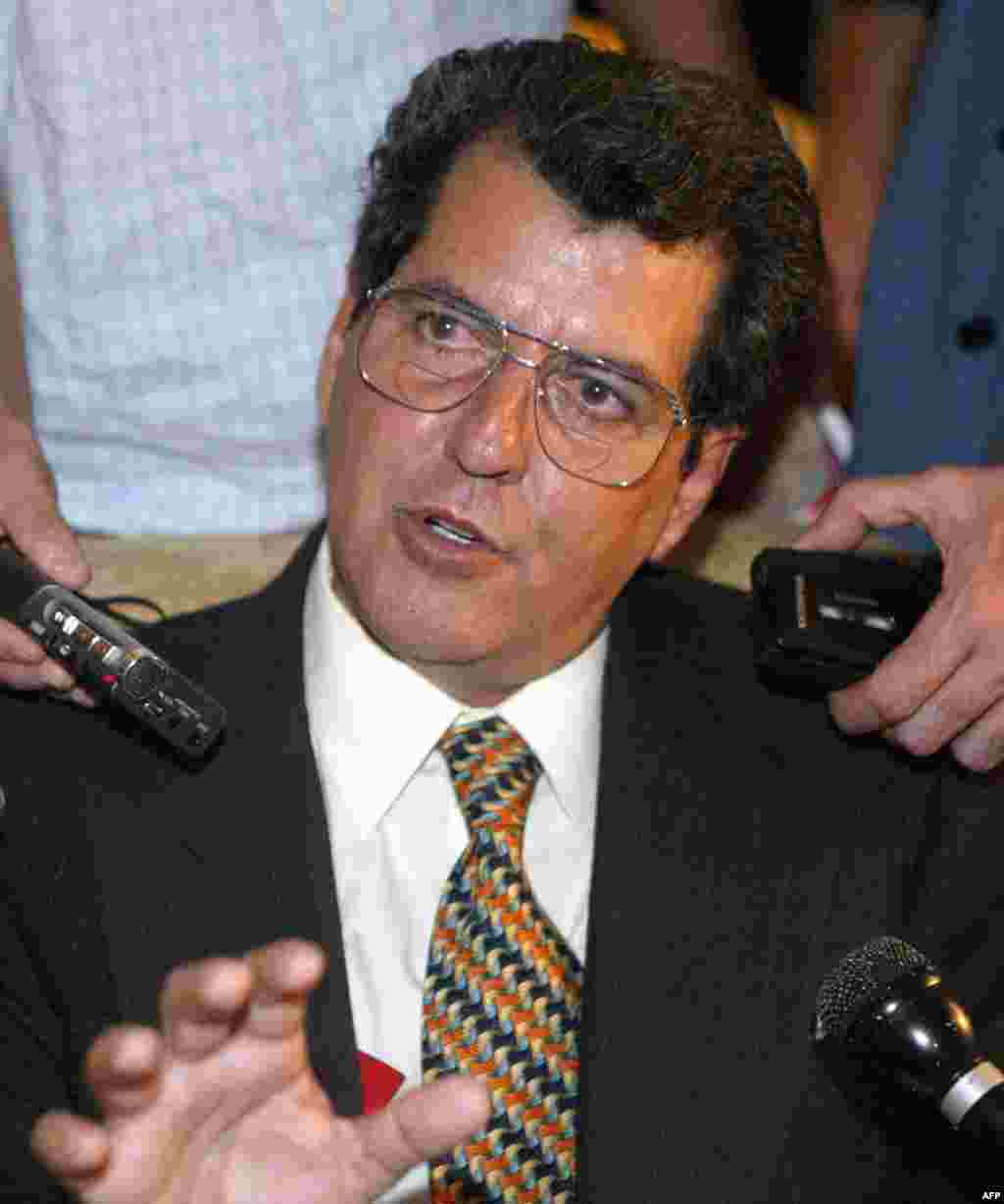 Oswaldo Payá habla a los medios de comunicación durante una recepción en la residencia de James Cason, entonces máximo diplomático estadounidense en La Habana, el 24 de enero de 2004.