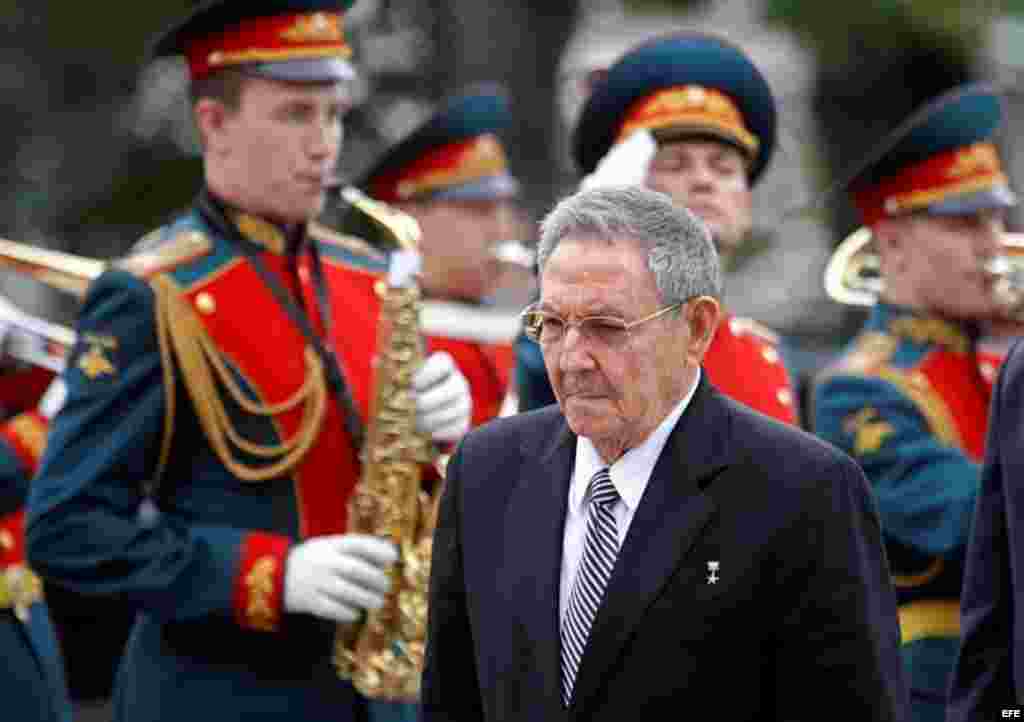 Raúl Castro en un desfile militar durante una ceremonia de homenaje en la Tumba del Soldado Desconocido cerca de los muros del Kremlin en Moscú, Rusia.