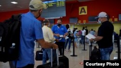 Pasajeros arriban al Aeropuerto de La Habana