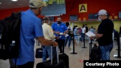 Pasajeros en el Aeropuerto Internacional José Martí, de La Habana, en una foto de archivo. (Yamil Lage/AFP)