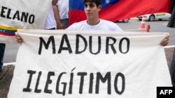 Un venezolano residente en Brasil muestra su rechazo a Maduro.