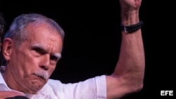 El terrorista puertorriqueño Oscar López Rivera (d) es homenajeado el jueves en el Hostos Community College de Nueva York.