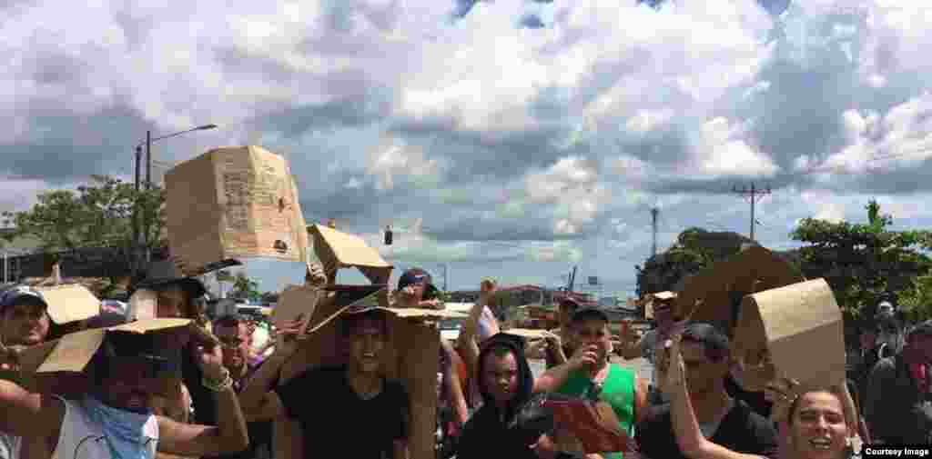 Cubanos varados en Paso Canoas bloquean el paso de la carretera Interamericana. (Foto cortesía de La Nación/Alonso Tenorio)