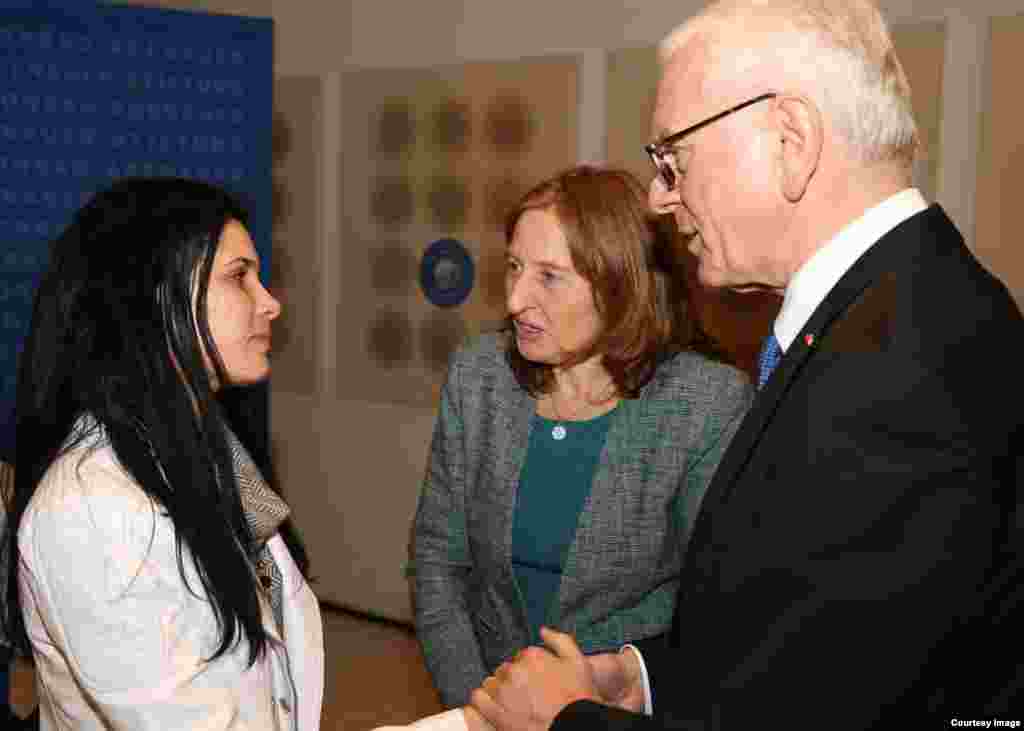 Encuentro de Saylí Navarro y el presidente de KAS, Hans-Gert Pöttering.