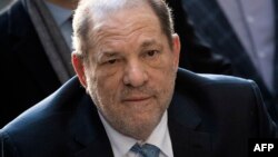 Harvey Weinstein arriba a la corte en Manhattan, Nueva York, a finales de febrero.
