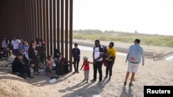 Migrantes de Haití en la frontera sur de Estados Unidos, cerca de Yuma, el 30 de abril de 2022. (REUTERS/Katie McTiernan). 