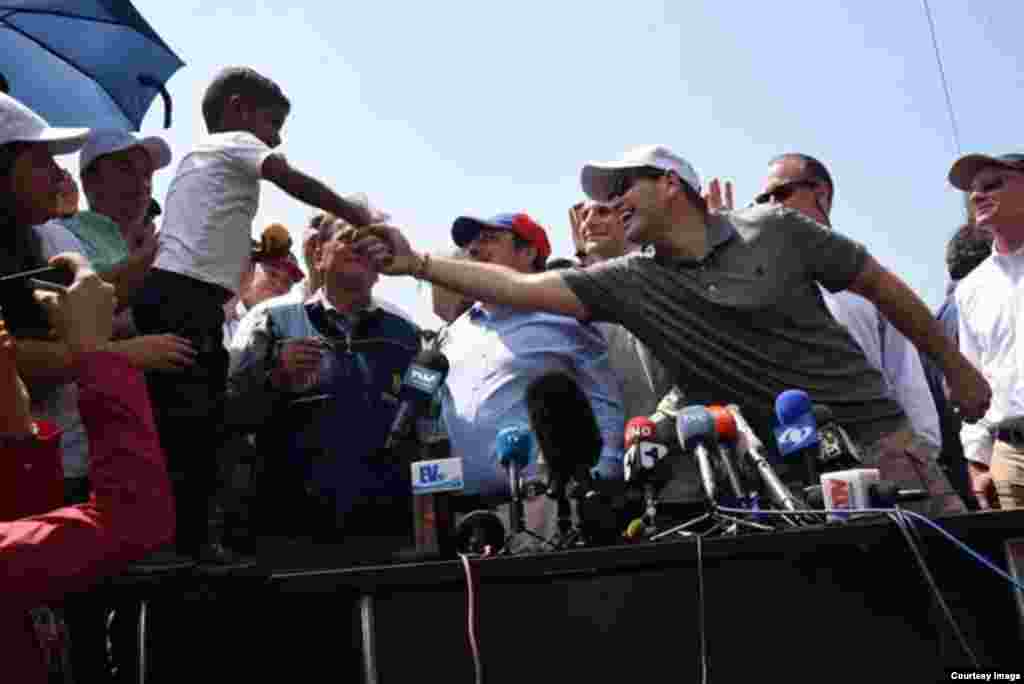 El senador Rubio saluda a un niño venezolano durante una rueda de prensa en Cúcuta, Colombia. (Fotos cortesía de la oficina del senador Rubio)