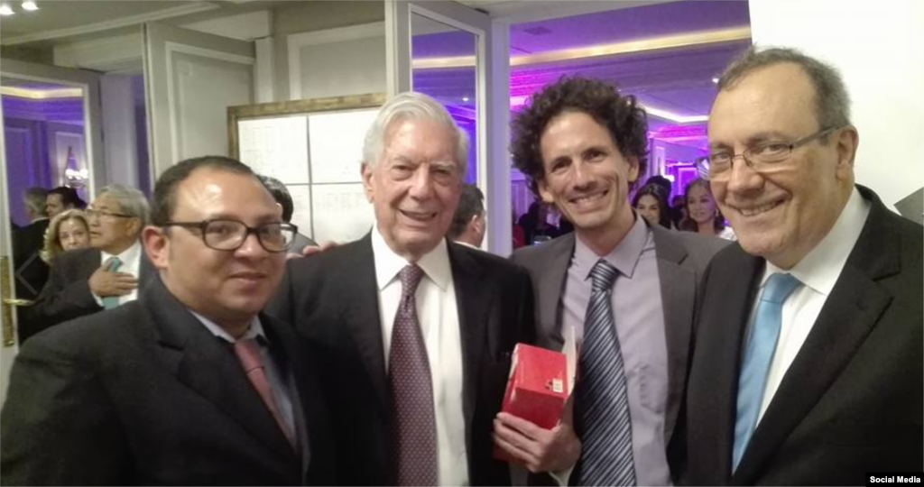 En la foto de izq. a der. el periodista independiente Roberto de Jesús Guerra, Mario Vargas Llosa, el activista cubano Boris González Arenas y el escritor Carlos Alberto Montaner. Foto Facebook Roberto de Jesús Guerra.