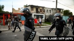 Antimotines recorren La Güinera el 12 de julio de 2021, un día después del levantamiento nacional contra el régimen comunista. (AFP/Yamil Lage).