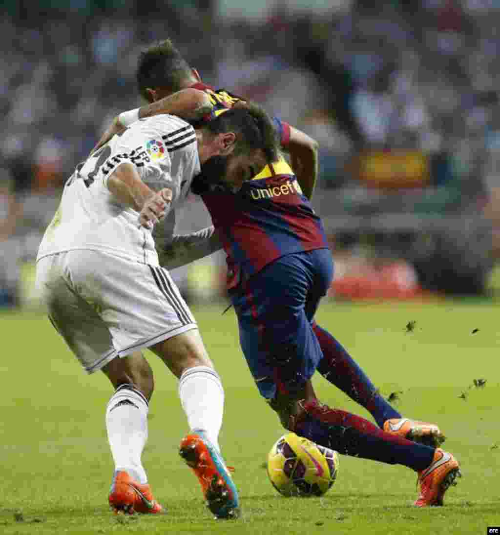 El defensa del Real Madrid Daniel Carvajal (i) y el delantero brasileño del FC Barcelona Neymar da Silva Santos, durante el partido de la novena jornada de Liga de Primera División disputado en el estadio Santiago Bernabéu. 