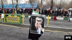 Una mujer iraní muestra un cartel contra el presidente de EE.UU., Donald Trump.