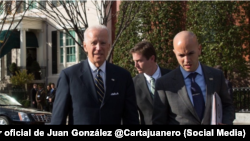 El presidente Joe Biden (izq.) junto a su asesor de Seguridad Nacional para el Hemisferio Occidental, Juan González. Tomado de @Cartajuanero